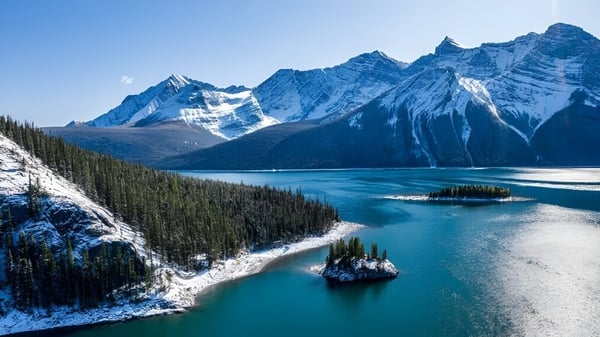 Un paisaje pintoresco con montañas cubiertas de nieve y un lago turquesa cerca de la St. Mother Teresa High School.