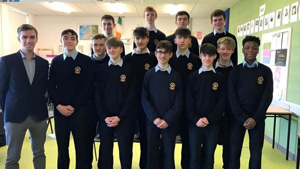 Un grupo de alumnos está juntos en un aula en el campus del St. Patrick's College.