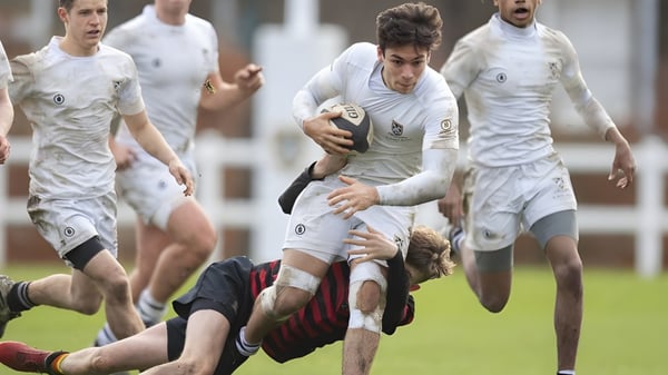 Alumnos de la St. Paul's Secondary (Galway) juegan un intenso partido de fútbol en el recinto escolar.