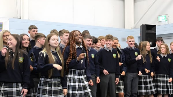 Un grupo de estudiantes de St. Paul's Secondary School (Kildare) está junto en un aula.