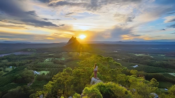 Toma aérea de un paisaje verde con una roca en el fondo en el terreno de St. Peters Lutheran College.