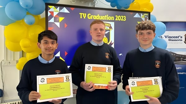 Tres estudiantes de la St. Vincent's Secondary School en Dublín sostienen sus certificados en la graduación de TV 2023.