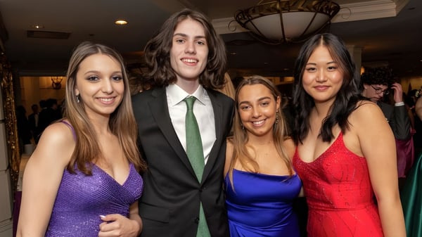 Cuatro estudiantes de Stamford High School se ven juntos en una evento formal vestidos elegantemente.