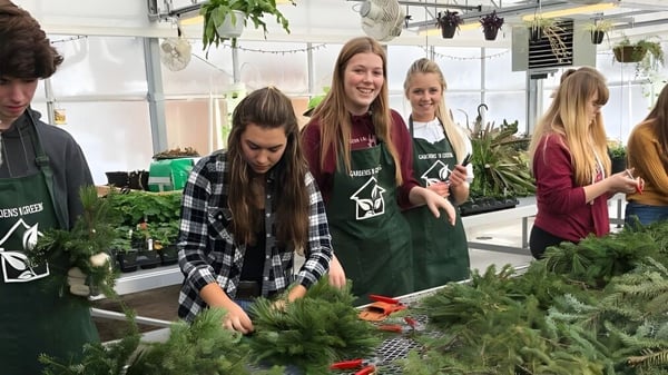 Un grupo de estudiantes del Stayner Collegiate Institute trabaja en el invernadero con varias plantas.