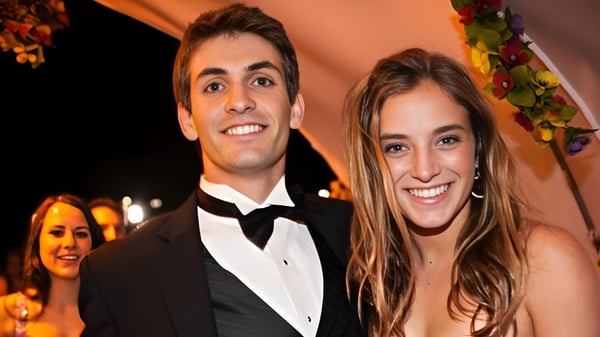 Una pareja en un evento festivo en el campus de la Stevenson School.