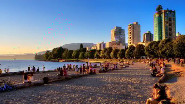Vista de la playa frente a rascacielos al atardecer cerca de la Steveston-London Secondary School.