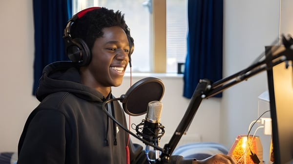 Un estudiante de Steyning Grammar School está cantando apasionadamente en un estudio de grabación.