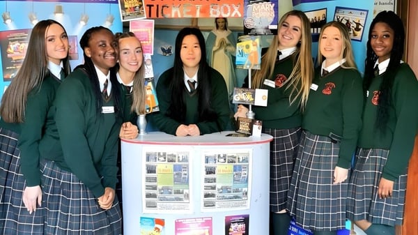 Un grupo de alumnas y alumnos de la St. Mary’s Secondary School (Baldoyle) está frente a un tablero de información con materiales escolares.