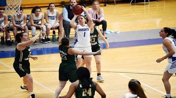 Alumnos de la St. Mary's Secondary School en Charleville juegan un partido de baloncesto frente a espectadores.