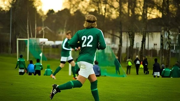 Un futbolista de la Stover School lleva la camiseta verde con el número 22 y corre por un campo de juego verde.
