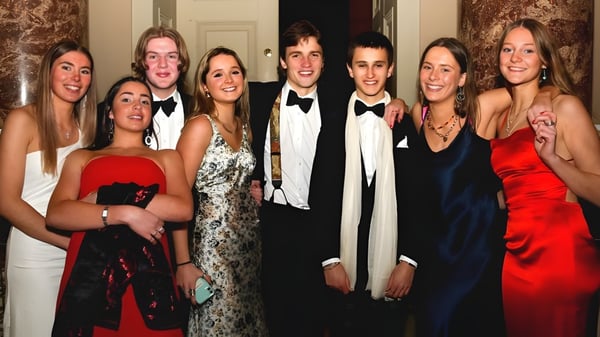 Un grupo de personas bien vestidas en un evento formal en el campus de la Stowe School.