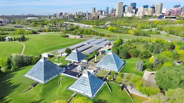 La arquitectura con techos en forma de pirámide se puede ver frente al horizonte urbano desde el campus de la Strathcona High School.