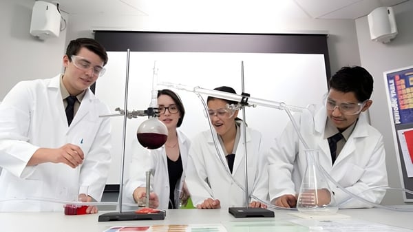 Estudiantes del Stretton State College realizan un experimento en el laboratorio con equipos científicos.