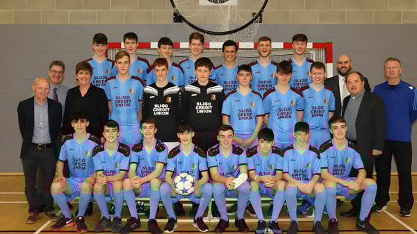 Un grupo de jóvenes futbolistas posan en el gimnasio del campus del Summerhill College.