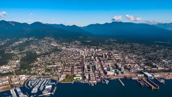 Las áreas urbanas con puerto y rascacielos frente a las montañas en los alrededores de la Sutherland Secondary School.