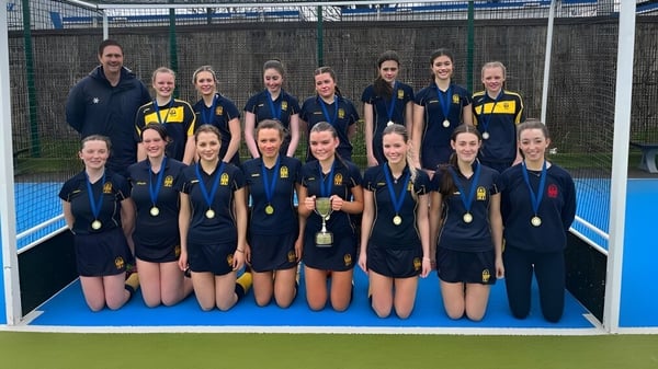 Un grupo de jóvenes deportistas posan juntos en el campo de césped artificial de la Sutton Park School en Dublín.