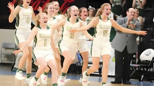 Las jugadoras de baloncesto celebran juntas en la cancha de la Sylvania High School.