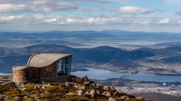 Una estructura de piedra en una roca ofrece una vista de la ciudad y las montañas circundantes desde la Taroona High School.