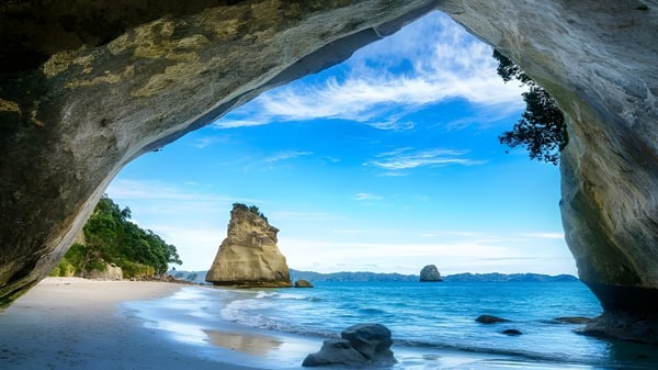 Arco de roca natural con vista a un paisaje costero en Tauranga Girl´s College.