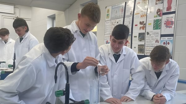 Estudiantes de The Abbey School realizan juntos un experimento en el laboratorio.
