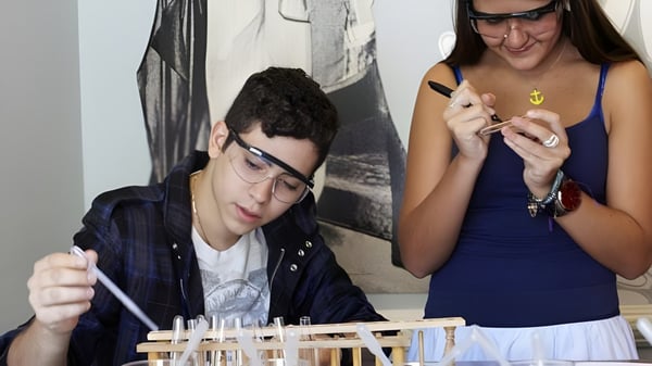 Estudiantes de The Beekman School trabajan concentrados en una tarea en una mesa.