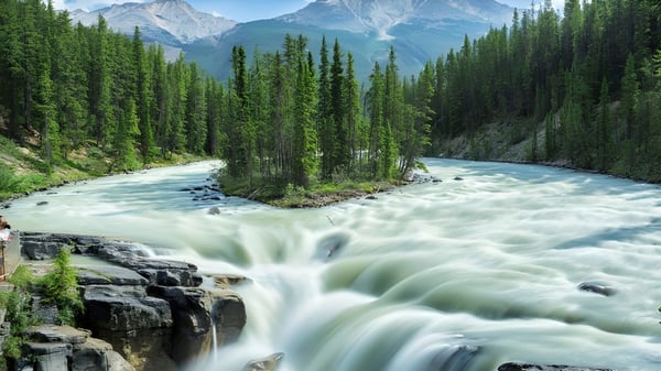 El río con agua rugiente y montañas cubiertas de nieve se puede ver cerca de The Bishop Strachan School.