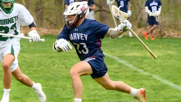 Un jugador de lacrosse de The Harvey School corre en el campo durante un partido.