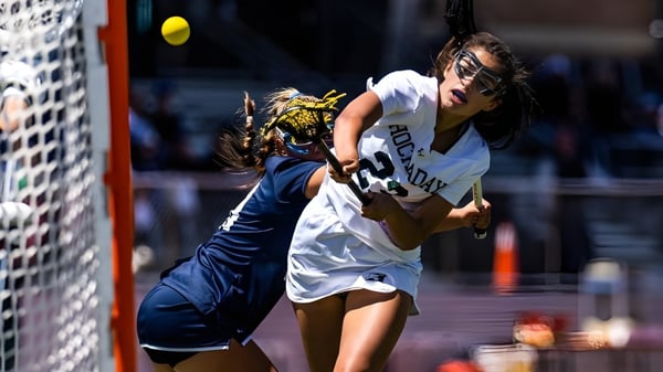 Dos deportistas de The Hockaday School luchan por un gol en un partido de fútbol.