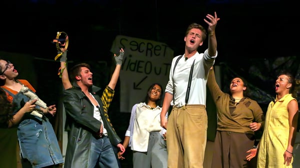 Un grupo de estudiantes participa en una demostración en el campus de The Knox School.