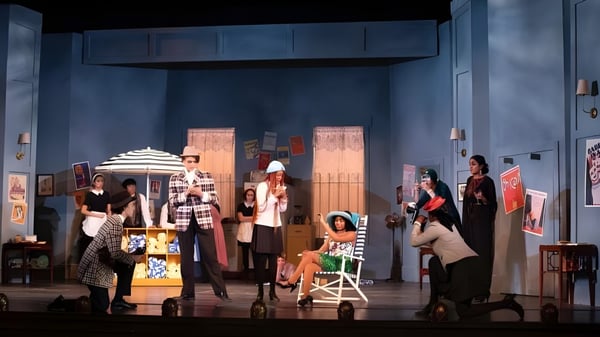 Estudiantes de The Lawrenceville School actúan en una escena teatral vibrante en el escenario.