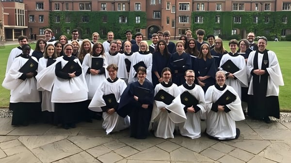 Un grupo de estudiantes de The Leys School está en togas académicas frente a un edificio histórico.
