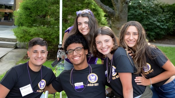 Un grupo de estudiantes de The Masters School posan juntos en el área verde exterior.
