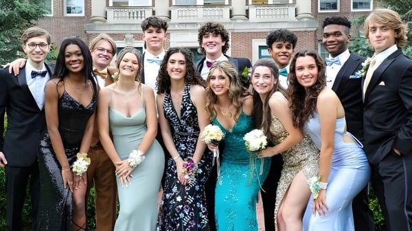 Un grupo de estudiantes de The Peddie School está frente a un edificio histórico durante un evento.