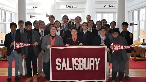 Un grupo de estudiantes sostiene una gran pancarta con la inscripción SALISBURY en el campus de The Salisbury School.