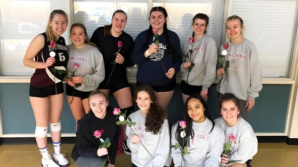 Un grupo de jóvenes alumnas de la Thomas Haney Secondary School posan juntas en el aula frente a una pizarra.