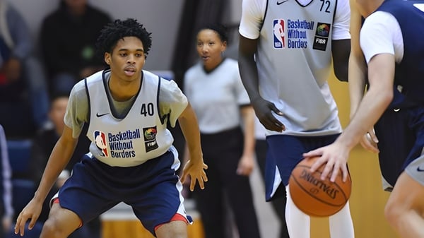 Un jugador de baloncesto de la Thornlea Secondary School dribla el balón en la cancha durante el juego.