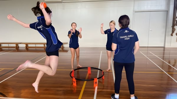 Las alumnas de la Timaru Girls School entrenan voleibol en el gimnasio.