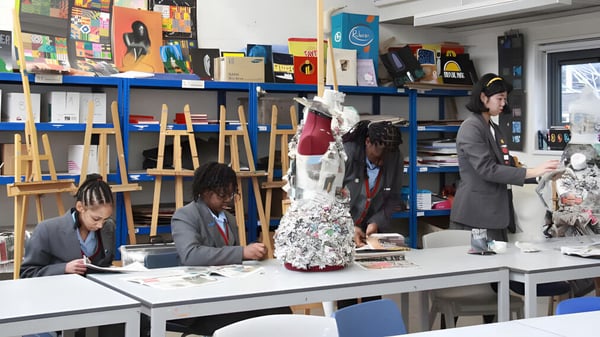 Estudiantes de la Townley Grammar School trabajan creativamente con varios materiales de arte en el aula.