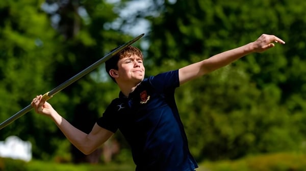 Un alumno lanza una jabalina durante la clase de educación física en el campus del Trent College al aire libre.