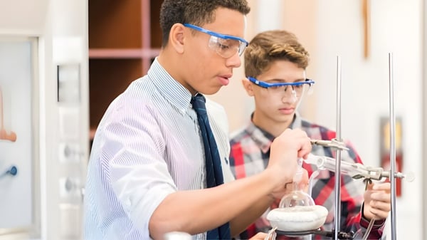 Dos estudiantes de la Tri-State Christian School trabajan con equipo científico en el laboratorio.