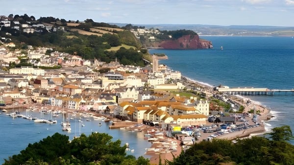 Un pintoresco puerto con barcos y edificios coloridos cerca de la Trinity School.