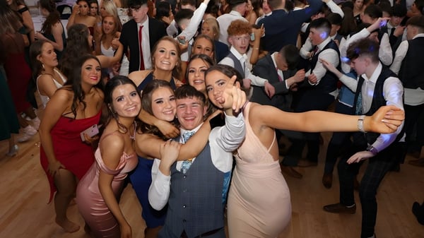 Estudiantes del Tullamore College celebran en una pista de baile llena y hacen un selfie grupal juntos.