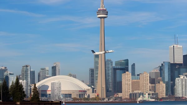 Una alta torre de comunicación se encuentra frente al horizonte de modernos rascacielos en el terreno de la Twin Lakes Secondary School.