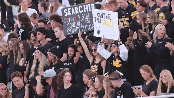Estudiantes de la Union High School participan en un evento de protesta con pancartas y letreros.