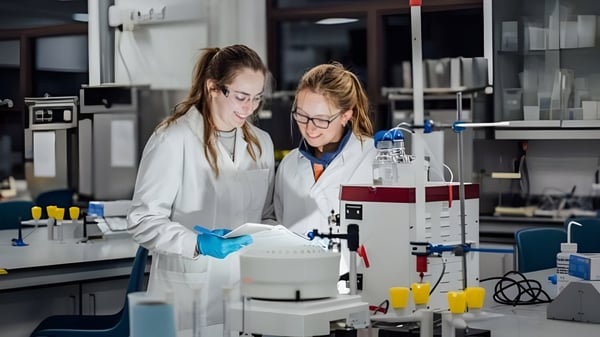 Dos estudiantes de la University of Limerick trabajan juntas en un experimento en un laboratorio científico.