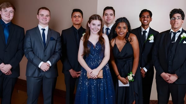 Un grupo de personas vestidas formalmente en un evento de la Unley High School.