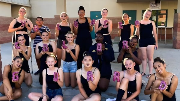 Un grupo de estudiantes de la Valencia High School posan en un estudio de danza con diferentes trajes de baile.