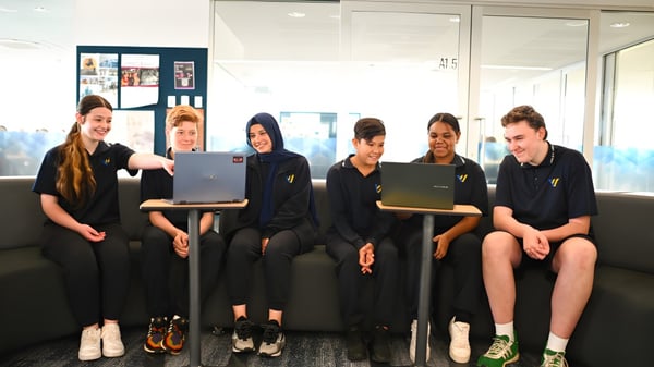 Un grupo de estudiantes de la Valley View Secondary trabaja en conjunto con laptops en un aula.