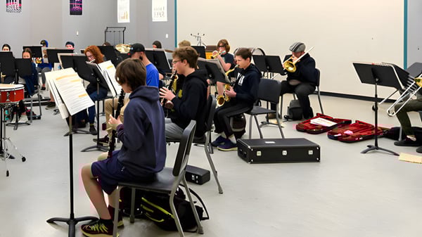 Estudiantes de la Valley View Secondary en un ensayo de música con varios instrumentos de fondo.