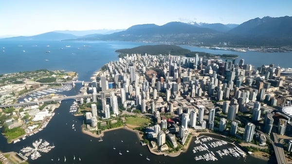 Vista del horizonte de Vancouver con el puerto y montañas al fondo cerca del Vancouver Community College.